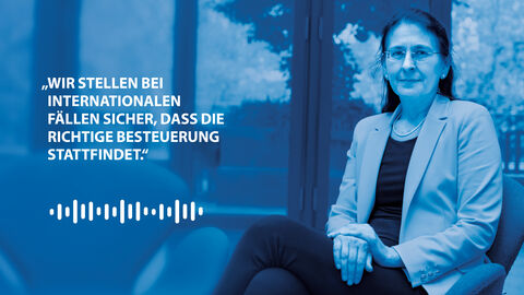 Hören Sie unsere neue Podcast Folge mit Eva Wingler! Auf dem Foto sitzt unsere Kollegin Frau Wingler auf der rechten Seite. Links danben ein Zitat aus ihrer Podcast Folge: „Wir stellen bei internationalen Fällen sicher, dass die richtige Besteuerung stattfindet.“